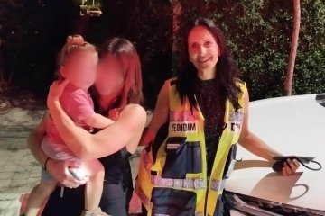 תל אביב: תינוק ננעל בשגגה ברכב, מתנדבות ידידים חילצו אותו בשלום • “הסברתי לאם המודאגת שאין צורך לשבור חלון”