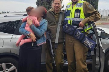 הגבעה הצרפתית: מתנדב ידידים שחזר מהבסיס, חילץ בשלום תינוקת שננעלה בשגגה ברכב • “אמרתי לאשתי שאני מתעכב עוד כמה דקות בהגעה הביתה”