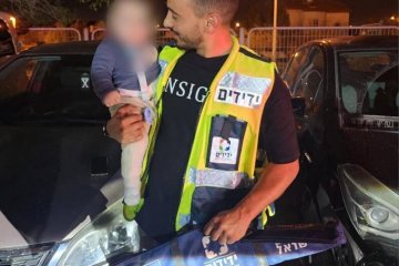 באר שבע: תינוק ננעל בשגגה ברכב, מתנדבי ידידים חילצו אותו בשלום • ״לשמחתי האירוע הסתיים בשלום ובחיוך״ • 🎥 צפו