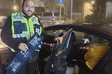 בית וגן בירושלים: שני תינוקות ננעלו בשגגה ברכב, מתנדב ידידים חילץ אותם בשלום • “לא זוכר איזה מספר חילוץ זה שלי, אבל ההרגשה כמו בפעם הראשונה”