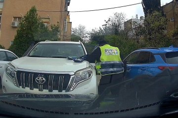 ירושלים: תינוק ננעל בשגגה ברכב, מתנדב ידידים חילץ אותו בשלום • “הייתי בדרך לסייע בפנצ’ר ומיד שיניתי כיוון לחלץ”