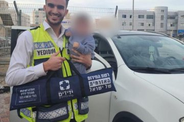 אשדוד: תינוק ננעל בשגגה ברכב, מתנדבי ידידים חילצו אותו בשלום • ״עזבתי הכל ורצתי לחלץ״ • 🎥 צפו