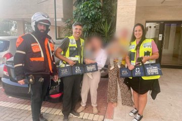 נתניה: בתוך חצי שעה חילצו מתנדבי ידידים פעוט ופעוטה מרכב נעול בשתי כתובות בעיר • בשני המקרים מדובר על הורים שמסרו את מפתח הרכב בידי הילדים • בידידים חוזרים וקוראים להורים להחזיק עליהם את מפתח הרכב תמיד • צפו 🎥