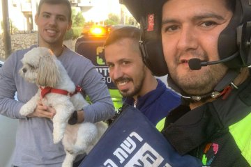 נתניה: כלב ננעל בשגגה ברכב, מתנדבי ידידים חילצו אותו בשלום • צפו🎥