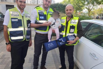 באר יעקב: תינוקת ננעלה ברכב, מתנדבי ידידים חילצו אותה בשלום • “סיפוק גדול לחלץ תינוקת חמודה”