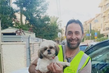 חולון: כלב ננעל ברכב לעיני בעליו וחולץ בשלום ע”י מתנדב ידידים • “פעם ראשונה שאני מחלץ כלב שננעל ברכב”