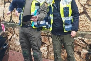 אבני חפץ: תינוק ננעל ברכב בשגגה וחולץ בשלום ע”י מתנדבי ידידים • “של מי הרכב עם המדבקה של ידידים”