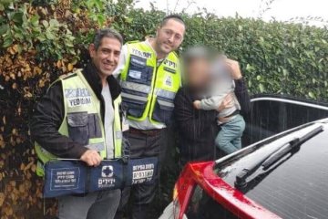 באר יעקב: מתנדבי ידידים חילצו בשלום פעוט שננעל בשגגה ברכב • ״האבא התפעל מהמהירות בה הגענו״