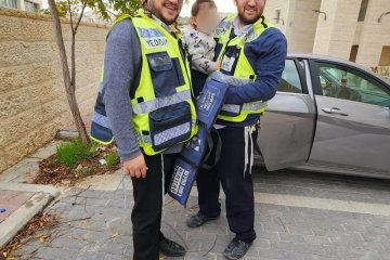 בית שמש: תינוק ננעל ברכב בשגגה, מתנדבי ידידים חילצו אותו בשלום • “קיבלתי טלפון מחבר, עדכנתי את המוקד ומיד יצאתי לחלץ”