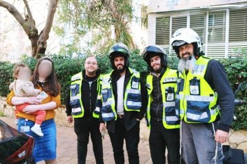 נתניה: תינוקת ננעלה ברכב בשגגה וחולצה בשלום על־ידי מתנדבי ידידים • ״תחושת הסיפוק בהצלת חיים היא הנשגבת ביותר״ • צפו 🎥