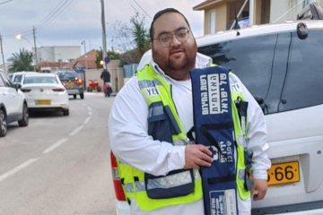 כפר יונה: פעוט ננעל ברכב בשגגה וחולץ בשלום ע”י מתנדב ידידים • “חילצתי רגע לפני ששברו חלון, סיפוק מדהים ואדרנלין בכל פעם מחדש