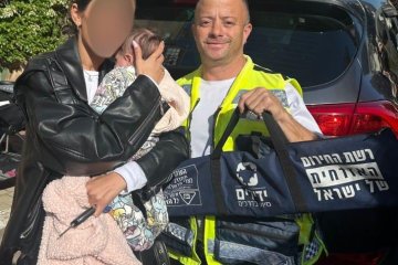 ראשון לציון: תינוקת ננעלה ברכב בשגגה וחולצה בשלום ע”י מתנדב ידידים