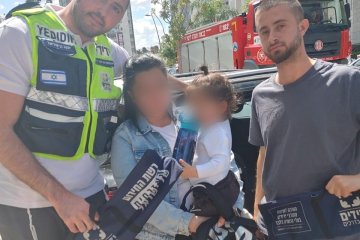 באר יעקב: פעוטה ננעלה ברכב וחולצה בשלום על ידי מתנדבי ידידים