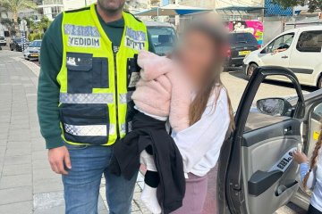 אשקלון: פעוטה ננעלה בשגגה ברכב, מתנדב ידידים חילץ אותה בשלום • ״בתוך שניות חילצתי את הפעוטה״