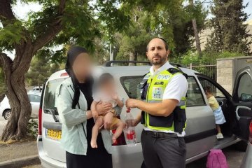רמות, ירושלים: תינוקת ננעלה ברכב וחולצה בשלום על ידי מנהל הצוות • “הילדה בכתה והזיעה, לאחר החילוץ הבאתי לה מים” • צפו🎥