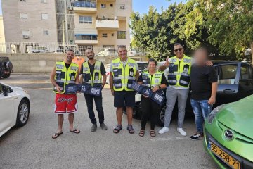 אשדוד: פעוט ננעל בשגגה ברכב, מתנדבי ידידים חילצו אותו בשלום • ״זכות גדולה וכבוד גדול לסייע״