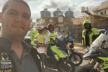 נתניה: פעוט ננעל ברכב בשגגה וחולץ בשלום ע”י מתנדבי ידידים • צפו ברגעי הדרמה 🎥 