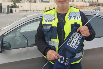 אלון שבות: פעוטה ננעלה בשגגה ברכב, וחולצה בשלום על ידי מתנדב ידידים • ״למזלה של הילדה המזגן היה דלוק״