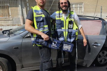 בני ברק: פעוט ננעל ברכב בשגגה וחולץ בשלום ע”י מתנדבי ידידים • בידידים קוראים להורים לאמץ “כלל מפתח”