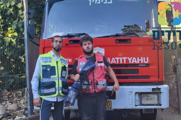 מודיעין עילית: תינוקת ננעלה ברכב, מתנדבי ידידים חילצו אותה בשלום • ״מרומם לחלץ תינוקת בערב שבת בין השמשות״