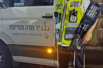 טבריה: פעוטה ננעלה בשגגה ברכב וחולצה בשלום ע”י מתנדבי ידידים • בידידים קוראים להורים לאמץ ” כלל מפתח”