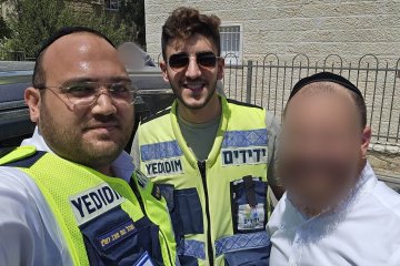 בית וגן: שני ילדים ננעלו ברכב בשגגה, מתנדבי ידידים חילצו אותם בשלום • בידידים שבים וקוראים לאזרחים “מבט לרכב חונה מציל חיים”