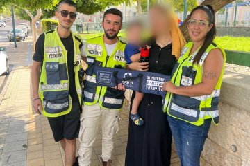 באר שבע: פעוט ננעל בשגגה ברכב, מתנדבי ידידים חילצו אותו בשלום • ״השבתי את הפעוט לידי אמו, שבכתה מהתרגשות״