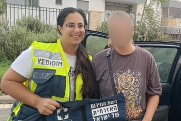 חריש: תינוקת ננעלה ברכב בשגגה וחולצה בשלום ע”י מתנדבי ידידים • בידידים קוראים להורים לאמץ “כלל מפתח”