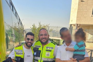 בית וגן: פעוט ננעל ברכב וחולץ בשלום ע”י מתנדבי ידידים • “הפעוט בכה בהיסטריה תוך כדי החילוץ” • צפו🎥