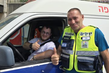 עפולה: אמבולנס ננעל כשמטופל חולה בתוכו, מתנדב ידידים חילץ אותו בשלום • “התנצלתי בפני הלקוחות ונסעתי במהירות לחלץ”