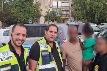 ראשון לציון: פעוטה ננעלה בשגגה ברכב, וחולצה בשלום על ידי מתנדבי ידידים • ״האמא פרצה בבכי של התרגשות, ולא הפסיקה לשבח את ארגון ידידים