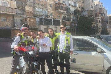 ירושלים: אצבעו של גבר נתקעה בגדר בטיחות, מתנדבי ידידים חילצו במהירות ובשלום