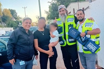 הוד השרון: תינוק ננעל ברכב בשגגה וחולץ בשלום ע”י מתנדבי ידידים