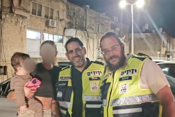 טבריה: תינוק ננעל בשגגה ברכב, מתנדבי ידידים חילצו אותו בשלום • “תחושה מדהימה לראות את האם נאנחת לרווחה לאחר שבנה חולץ מהרכב”