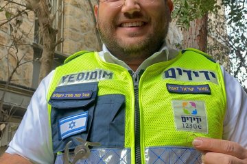 בית הכרם: טבעת נלכדה באצבעה של אשה, מנהל הצוות בארגון ידידים הוזעק וחילץ אותה בשלום • צפו🎥