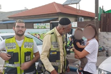 בת ים: פעוט ננעל בשגגה ברכב וחולץ בשלום ע”י מתנדבי ידידים • “תחושה מרגשת לחלץ פעוט מרכב”