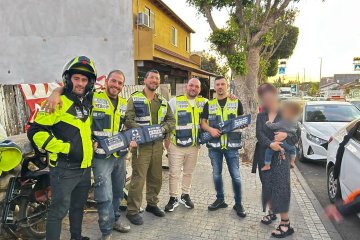 נתיבות: תינוק ננעל ברכב וחולץ בשלום ע”י מתנדבי ידידים • “האם לא האמינה לראות שִׁשָּׁה מלאכים שהגיעו לחלץ את בנה”