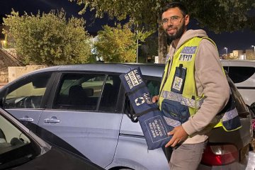 כרמי צור: שני כלבים ננעלו יחדיו ברכב, מתנדבי ידידים חילצו אותם בשלום