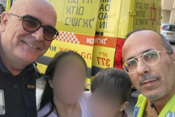 קרית אונו: פעוט ננעל ברכב בשגגה וחולץ בשלום ע”י מתנדב ידידים • “כוחות החירום המתינו שאפתח את הרכב ללא נזק”