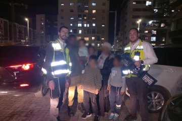 לוד: שני פעוטות ננעלו בשגגה ברכב, מתנדבי ידידים חילצו אותם בשלום • צפו🎥