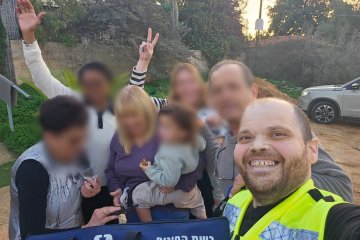 ציונה: פעוטה ננעלה ברכב וחולצה בשלום ע”י מתנדב ידידים • “האב הגיע עם מפתח נוסף אך גילה שבתו כבר שלווה ורגועה בחיק ידיה של הסבתא