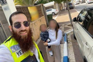 בית דגן: פעוט ננעל בשגגה ברכב, וחולץ בשלום על ידי מתנדב ידידים • ״תחושת סיפוק לראות את ההקלה של האמא כשבנה בזרועותיה״