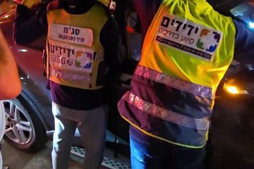 נחלים: מבוגר ננעל ברכב וחולץ בשלום על ידי מתנדבי ידידים • ״אירוע מורכב ולא שגרתי, אך אנחנו פה לעזור בכל מקרה שצריך״ • צפו ברגעי הדרמה 🎥 