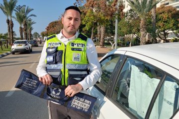 באר יעקב: פעוט ננעל בשגגה ברכב, וחולץ בשלום על ידי מתנדב ידידים • ״בקלות ובמהירות פתחתי את הרכב וחילצתי את הילד״