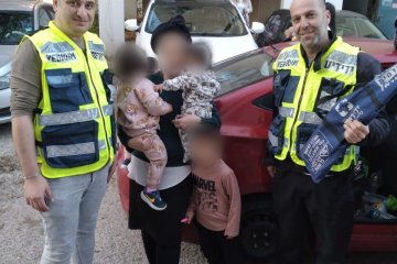 חולון: שני אחים ננעלו בשגגה ברכב, מתנדבי ידידים חילצו אותם בשלום • ״תחושה מצויינת לראות את האמא רגועה ושמחה כשהיא מחבקת את הילדים״