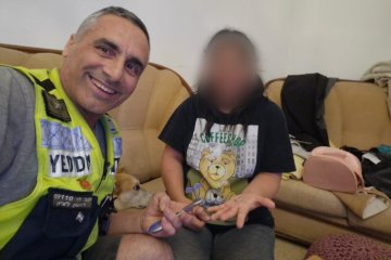 ראשון לציון: טבעות של אישה נתקעו באצבעה – מתנדב ידידים חילץ אותה בשלום • “מדובר היה על גברת בהריון והטבעות לחצו מאוד