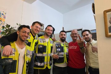 רמת גן: טבעת נתקעה באצבעו של גבר, מתנדבי ידידים חילצו את הטבעת מן האצבע בשלום • “לאחר שלא הצליח לישון מכאבים הזמין את ידידים” • צפו🎥