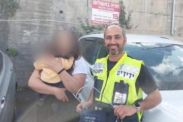 טבריה: תינוק ננעל ברכב בשגגה וחולץ בשלום ע”י מתנדב ידידים