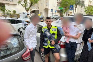 פתח תקווה: תאומים כבני שנה ננעלו ברכב וחולצו בשלום על ידי מתנדב ידידים • “כניסה לחג בצורה הטובה ביותר”