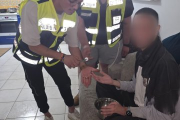 רחובות: טבעת נתקעה על אצבעו של גבר וחולצה בשלום על ידי שני אחים מתנדבי ידידים • “סיפוק גדול לסייע בקריאה זו בפעם הראשונה”
